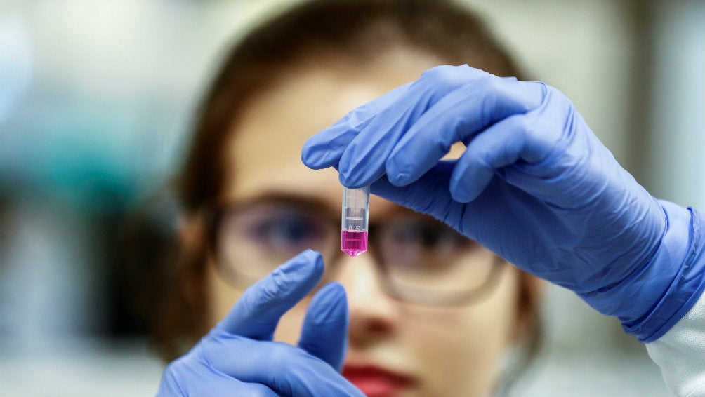 Una investigadora en un laboratorio