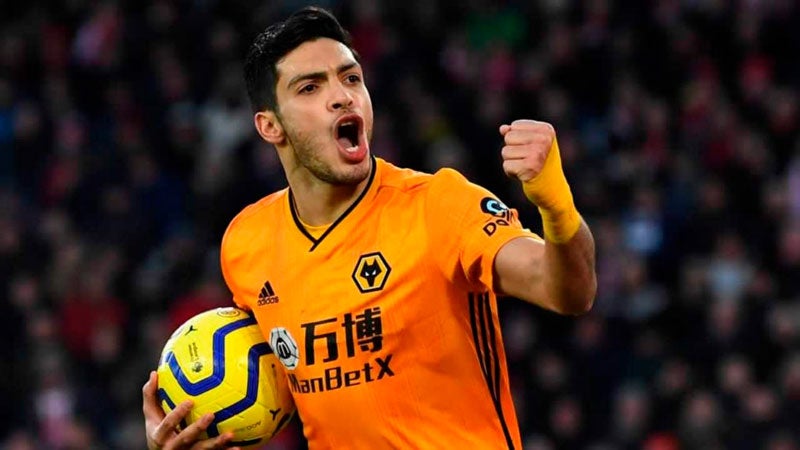 El delantero mexicano celebra un gol de Wolves