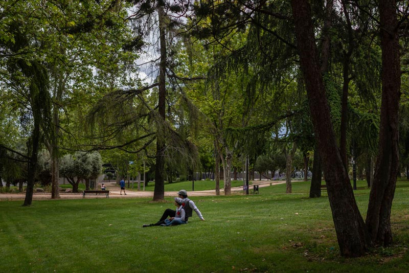 Padre e hijo en un parque de Madrid