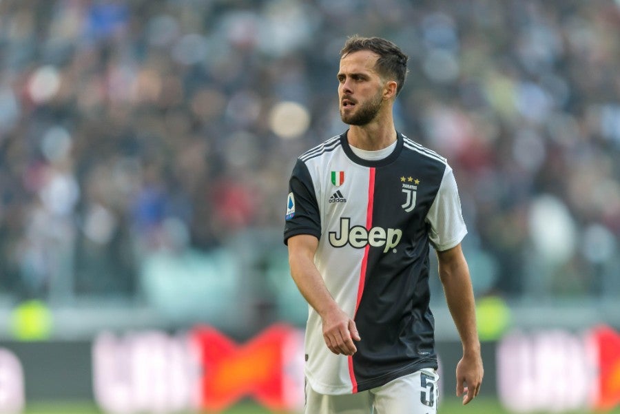 Miralem Pjanic durante un partido con Juventus