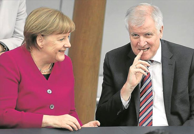 Horst Seehofer, junto a la canciller Angela Merkel