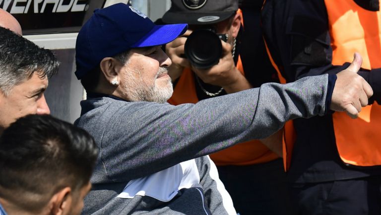 Maradona se muestra feliz en su debut con Gimnasia y Esgrima La Plata
