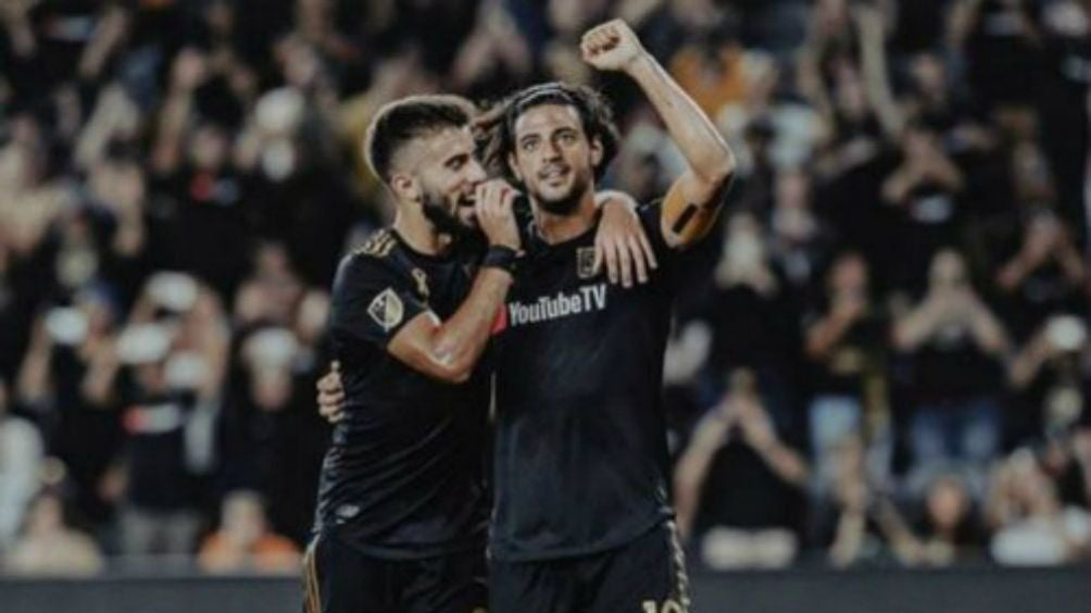 Carlos Vela festeja un gol con LAFC