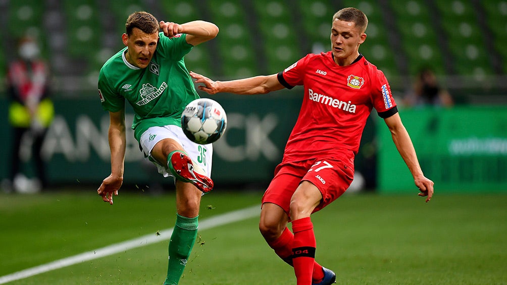 Disputa del balón en el Werder Bremen vs Bayer Leverkusen