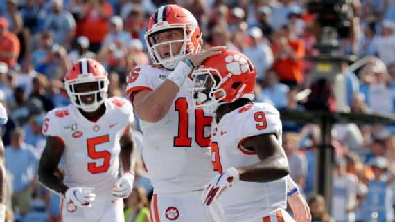 Lawrence festeja con sus compañeros de Clemson