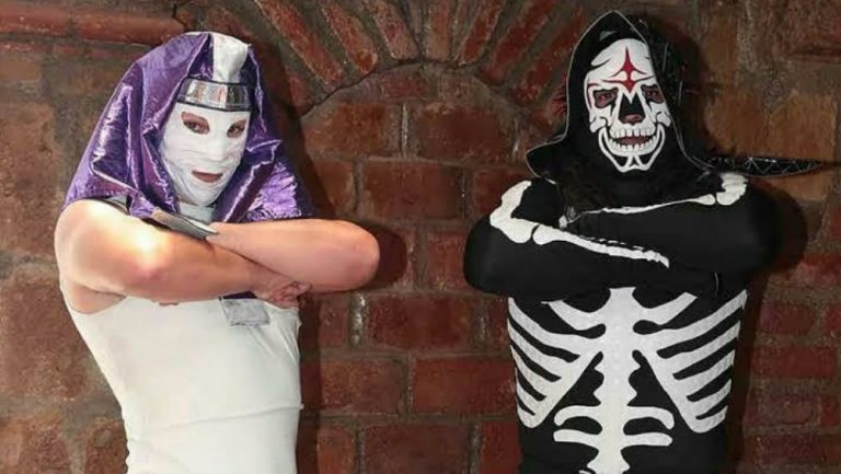 Karis La Momia Jr posa junto a su padre, La Parka 