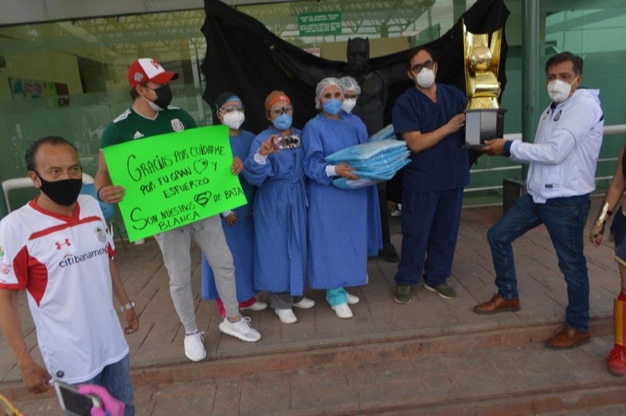 Integrantes de Perra Brava junto a personal médico