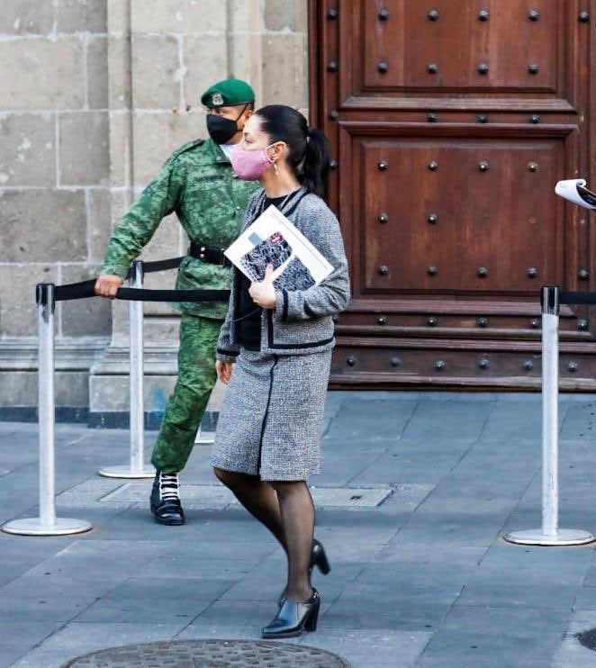 Claudia Sheinbaum afuera del Palacio Nacional