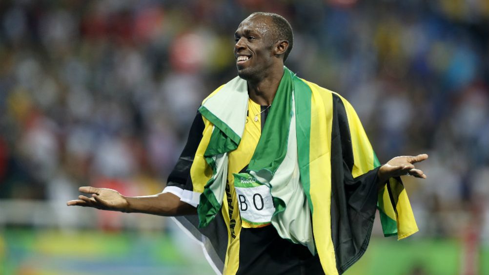 Usain Bolt celebra tras ganar una carrera