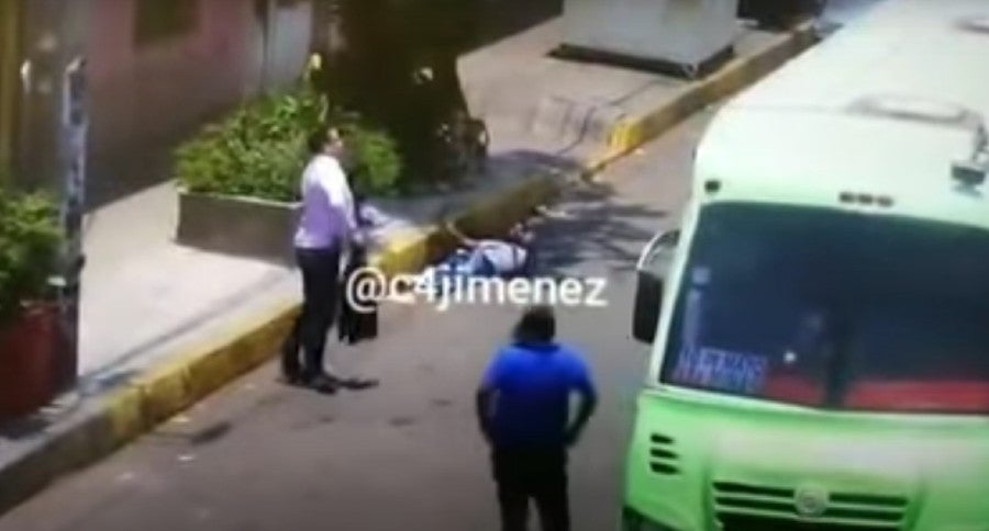 Sujeto herido en la calle tras enfrentar un agente