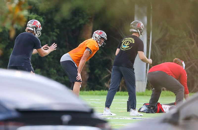 El seis veces ganador del Super Bowl observa a sus compañeros