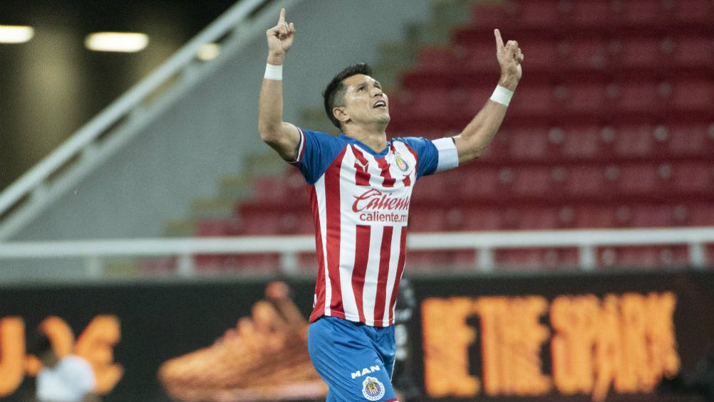 Jesús Molina celebra un gol con Chivas