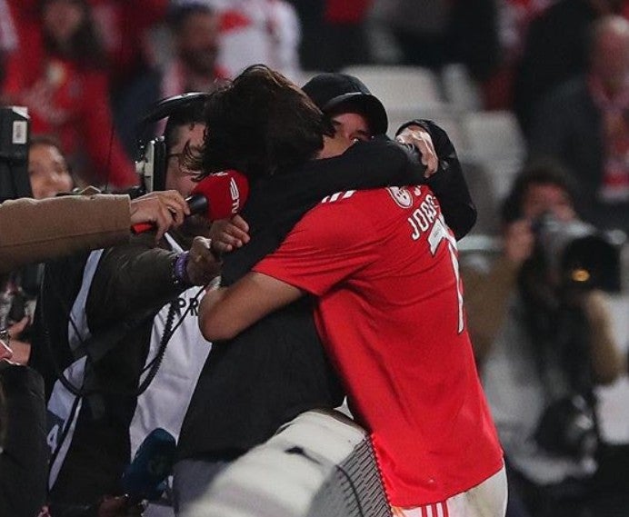 Joao Félix abraza a su hermano tras marcar un gol con Benfica