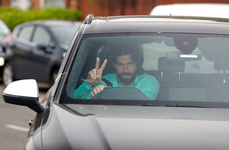 Alisson llegando a las instalaciones del Liverpool