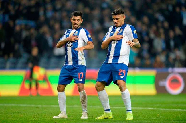 Tecatito celebra con un compañero del Porto