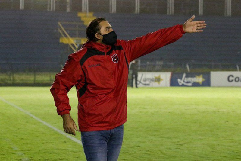 Alex López, técnico del Alajuelense con cubrebocas