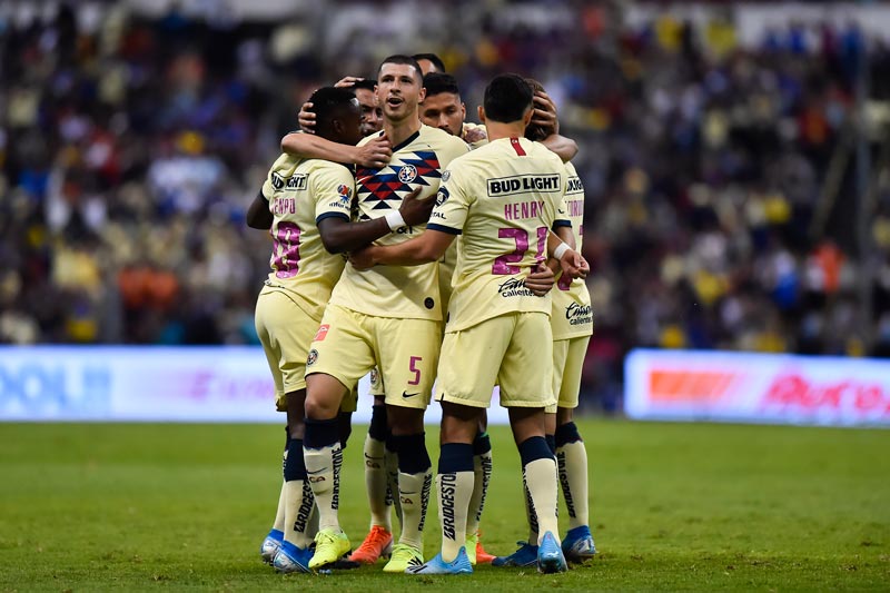 El mediocampista celebrando un gol con sus compañeros