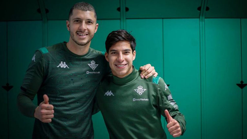 Guido Rodríguez y Lainez posan tras un entrenamiento 