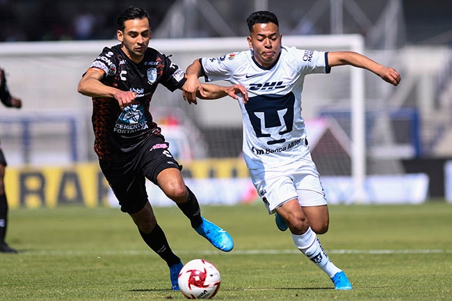 López y Saucedo pelean el balón en un Pumas vs Pachuca