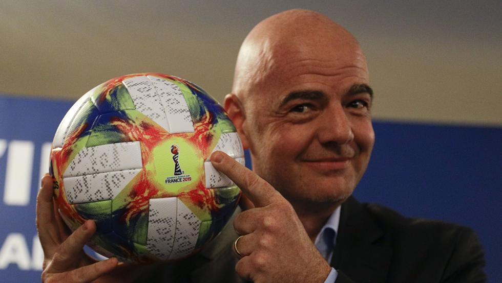 Gianni Infantino presume balón del próximo Mundial 