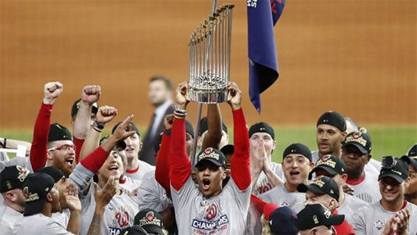 Washington levantando el trofeo de campeón