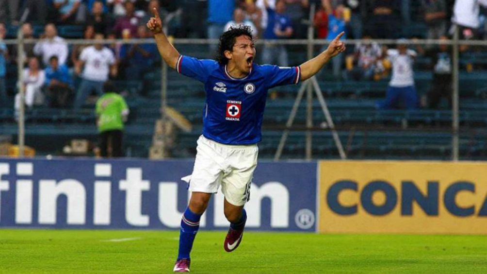 César Villaluz celebrando una anotación con Cruz Azul