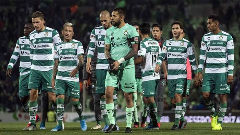 Jugadores de Santos en el partido contra Pumas 