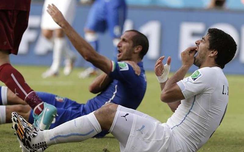 Suárez tras morder a Chiellini en el Mundial de Brasil 2014