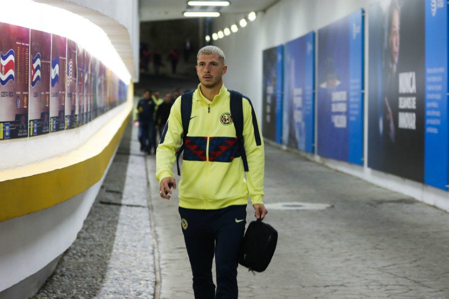 Guido Rodríguez llegando al Azteca para juego con las Águilas