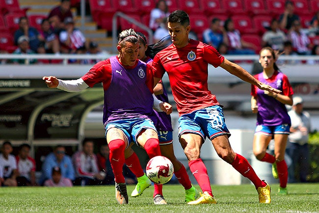 Calderón pelea el balón con Molina en un entrenamiento de Chivas