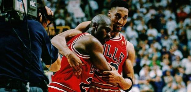 Pippen abraza a Jordan durante el 'Flu Game'