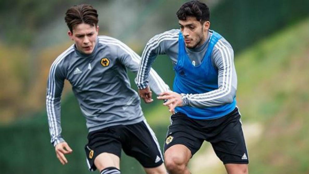 Raúl Jiménez ya entrena con sus compañeros en grupos, con el Wolverhampton