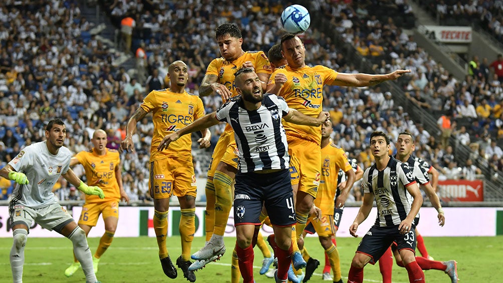 Jugadores de Tigres y Rayados en el más reciente Clásico Regio