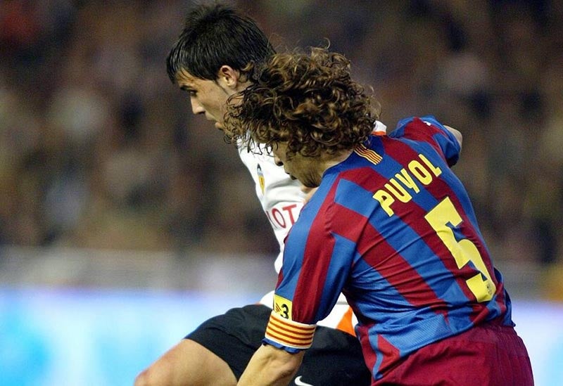 Puyol detiene a Villa en un duelo entre Barcelona y Valencia 