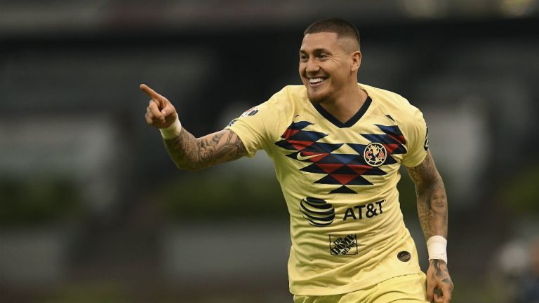 Nico Castillo celebra anotación con América