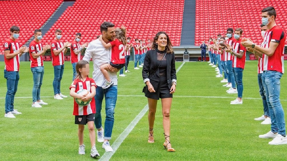 Aritz Aduriz durante su despedida, junto a su familia