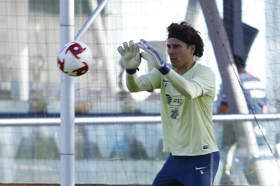 Guillermo Ochoa durante una práctica en Coapa