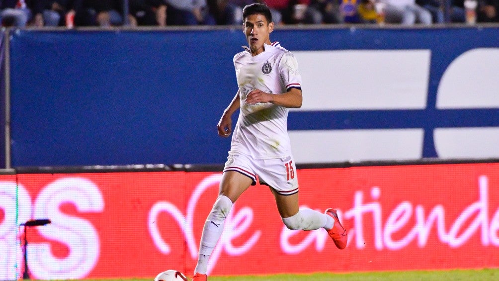 Uriel Antuna durante un partido con Chivas