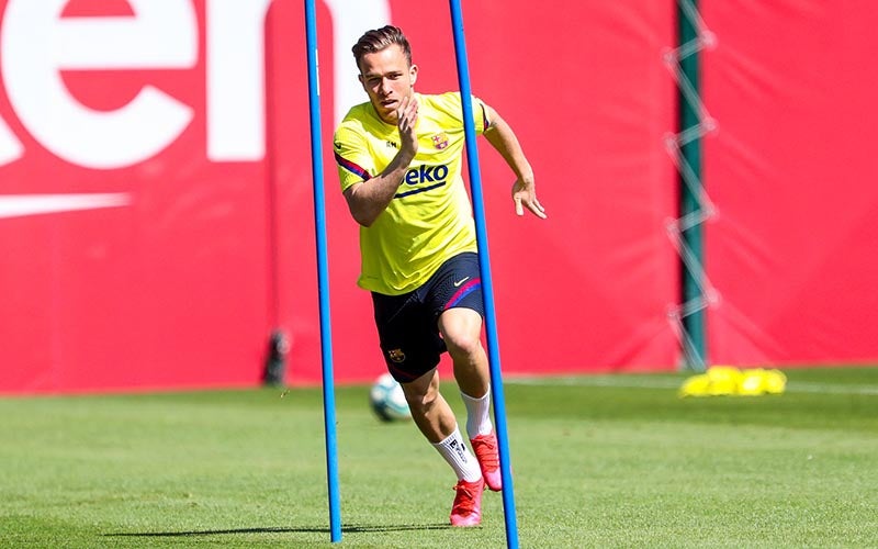 Arthur durante un entrenamiento con Barcelona 