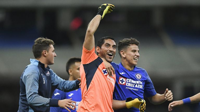 Jesús Corona festeja con sus compañeros un triunfo ante el América 