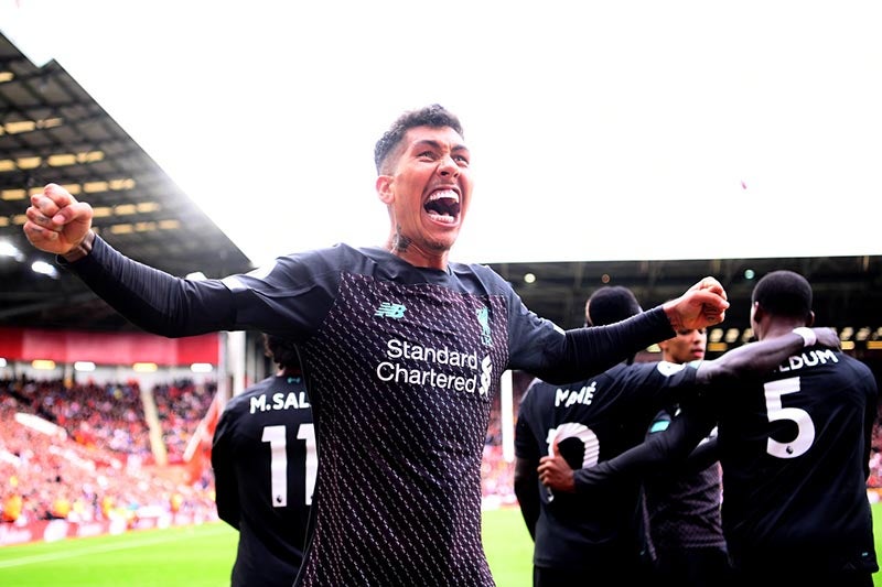 Firmino celebra un gol con Liverpool en Premier League