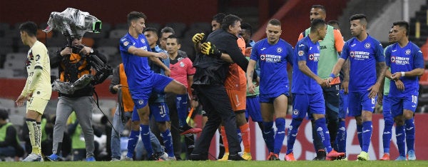 Siboldi en abrazo con José de Jesús Corona