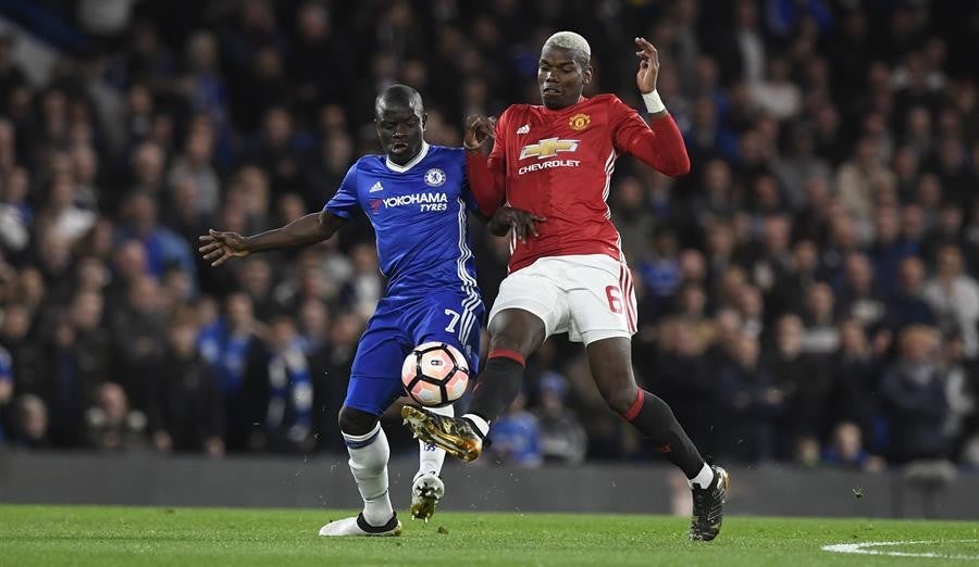 Kante durante un partido con Chelsea