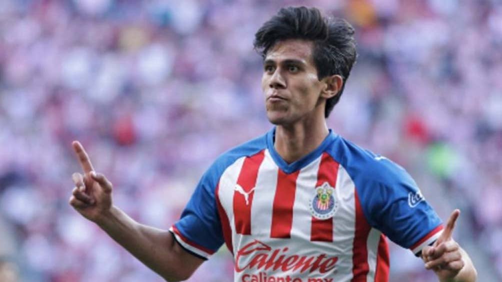 JJ Macías celebra un gol con Chivas 