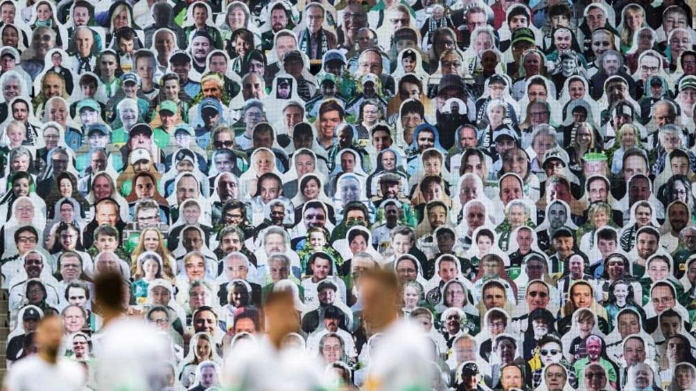 Los jugadores observan a sus aficionados de cartón previo al juego 