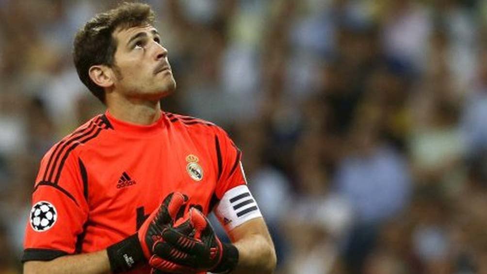 Casillas mira al cielo durante un juego del Real Madrid