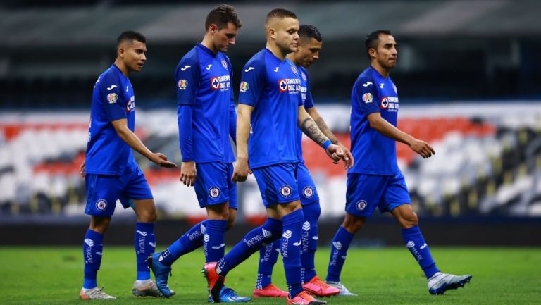 Jugadores de Cruz Azul durante un partido ante América 