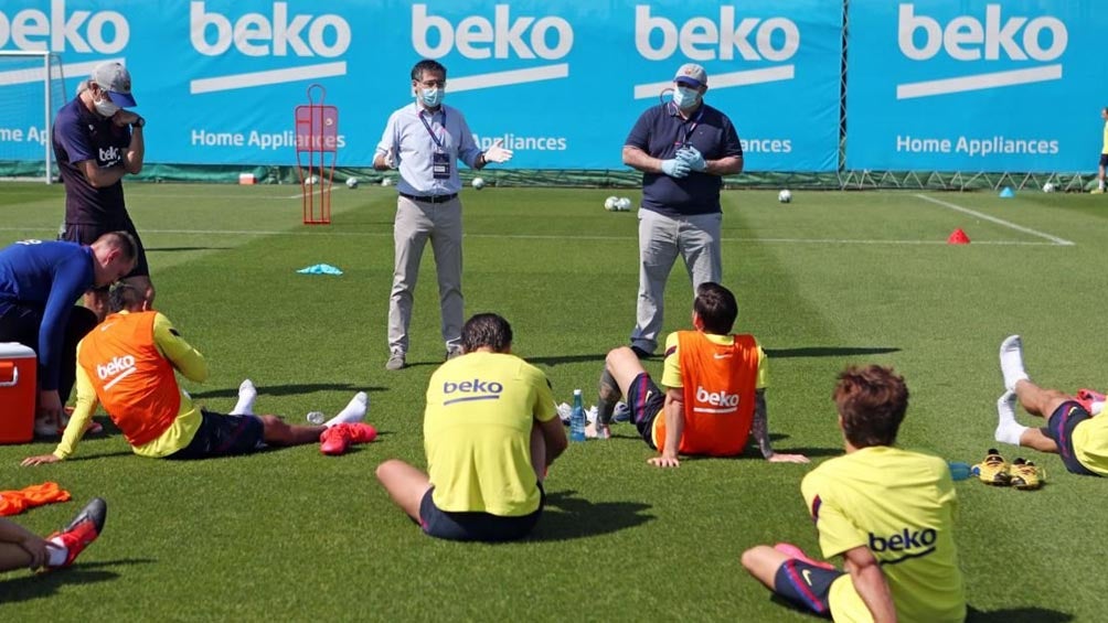 Bartomeu charla con los jugadores del Barcelona