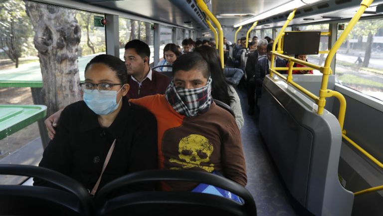 Personas en el metrobus de la Ciudad de México 