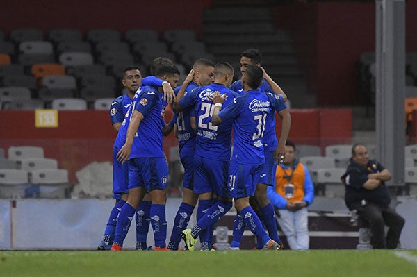 Jugadores de Cruz Azul festejan un gol